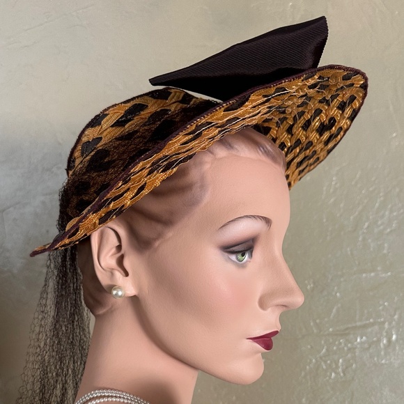 FASCINATING 1930s\' BLACK/GOLD STRAW OPEN CROWN WIDE BRIM \